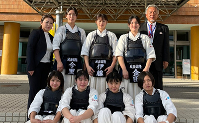 下田清美監督（後列一番左）、今井英雄師範（最後列）とともに会場で記念撮影する選手ら