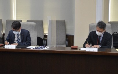 協定書に署名する杉林堅次学長（左）と工藤勇一校長