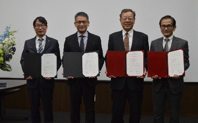 協定書を手にする（左から）杉林学長、工藤校長、藤野陽三・城西大学学長、草野素雄・城西短期大学学長