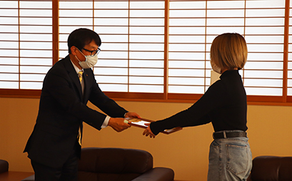 杉林堅次学長（左）から表彰状を受け取る久田若菜さん