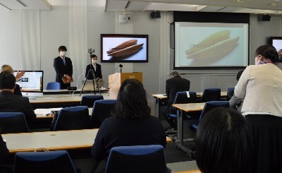 鰹節が土地の名産になった歴史について、会場からの質問に答える柴﨑小百合ゼミ生