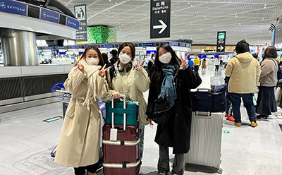 仁川大学校へ出発予定の3名、空港での様子