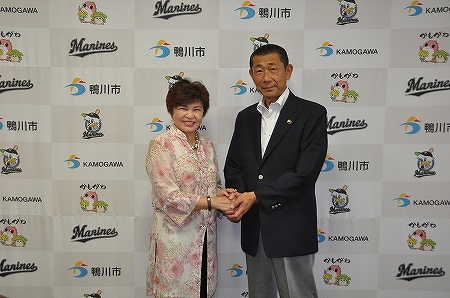 ン・イェンイェン博士（左）が亀田郁夫鴨川市長を表敬訪問しました 