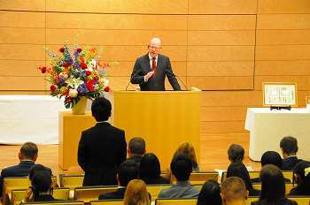 記念講演会で学生の質疑に答えるボフスラフ・ソボトカ首相