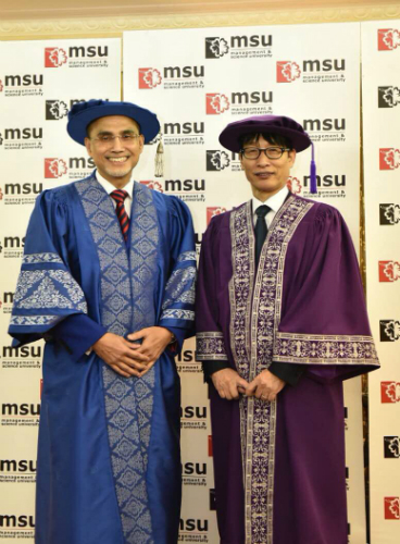 マレーシア MSUから名誉博士号を授与された杉林学長（右）