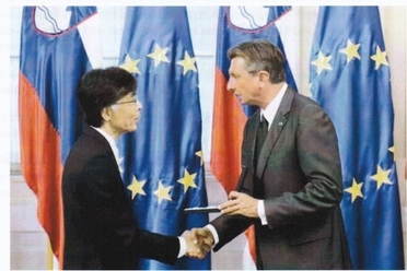 柴宜弘特任教授（左）がパホル・スロヴェニア共和国大統領から国家功労章を授与されました