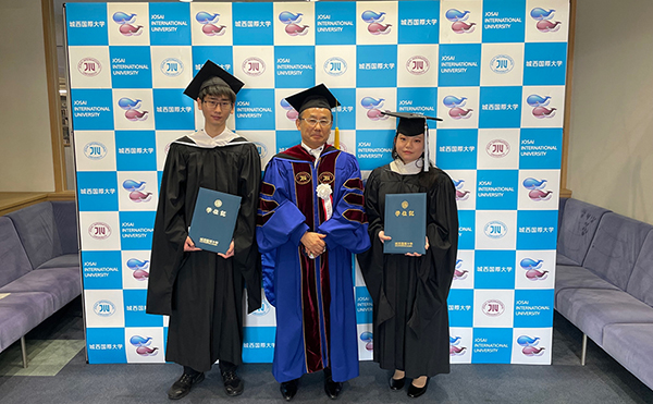 左から、学位論文優秀賞の王さん、鈴木研究科長、学位記授与代表者の依田さん