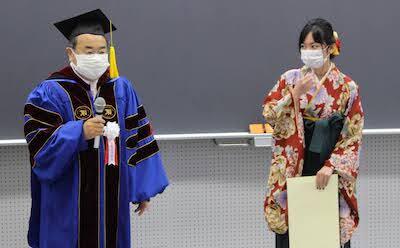 行木さん（写真右）は、2021年3月13日（土）の学位記授与式にて、国際交流学科卒業生の同窓会幹事に任命されました。