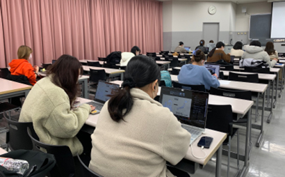 講義室でオンライン国際交流する学生たち
