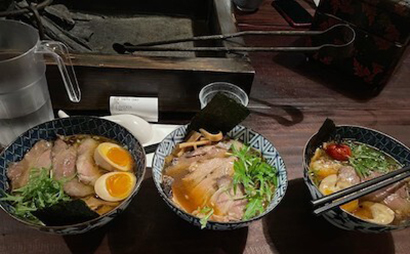 「こだわり」のカウンターとラーメン