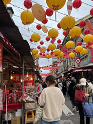 台北の街では、みな新年の準備のため買い物をしていました