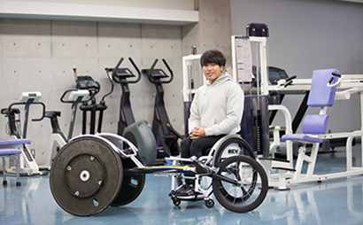 鈴木朋樹選手（手前レース用車いす）