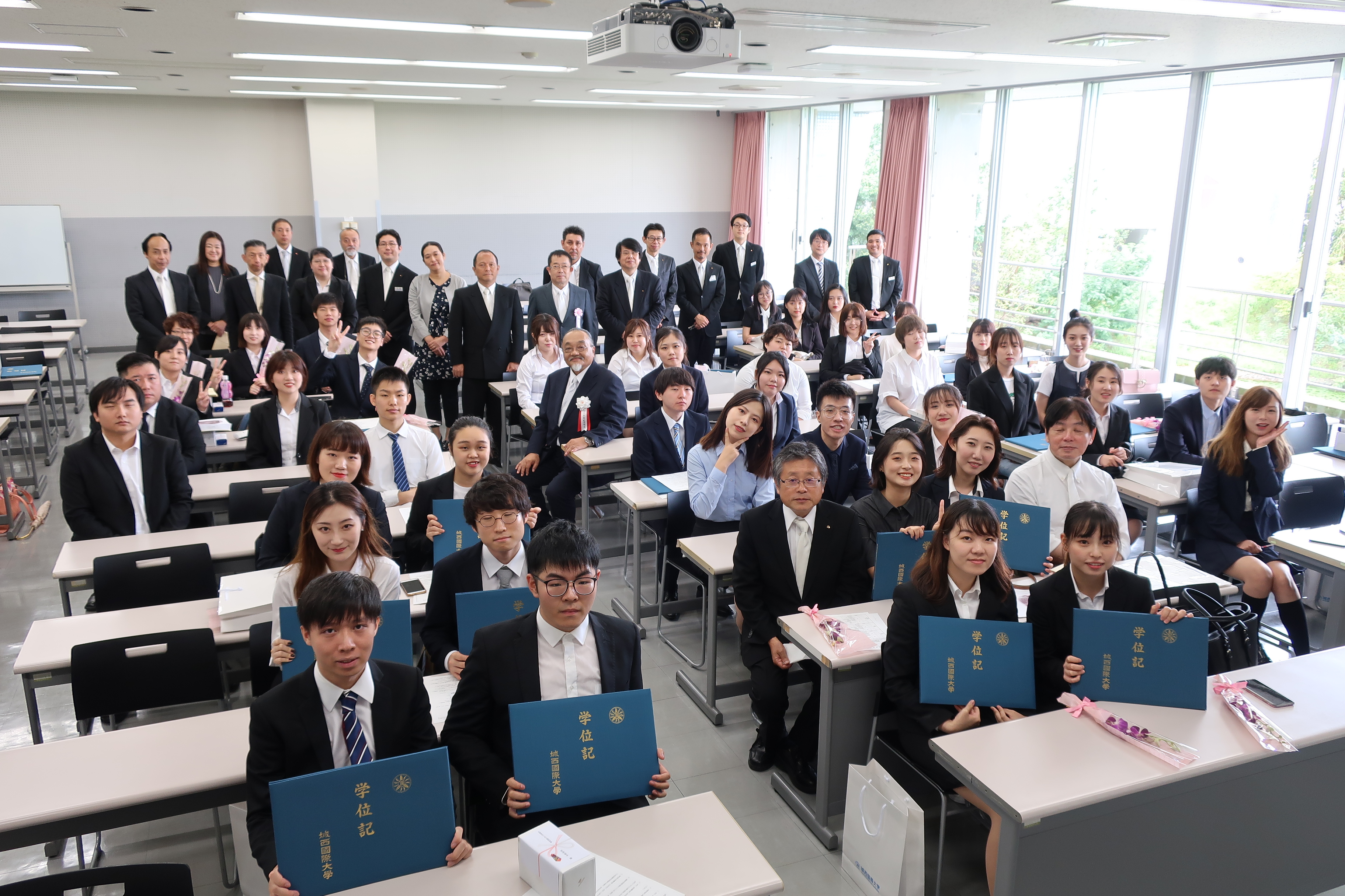 19年度秋季卒業式が行われました メディア学部 メディア情報学科 城西国際大学