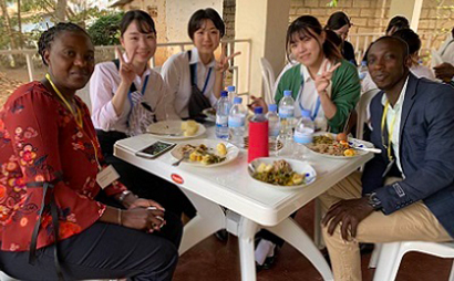 ルワンダ大学の学生との昼食の様子