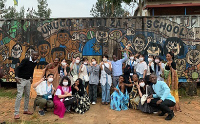 ルワンダ大学の学生との集合写真