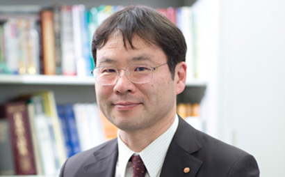 薬学部長 懸川友人（機能生理化学研究室 教授）