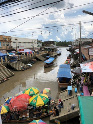 タイの観光地アンパワー水上マーケット