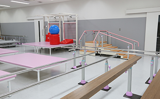 運動療法学実習室（平行棒、移動式階段）