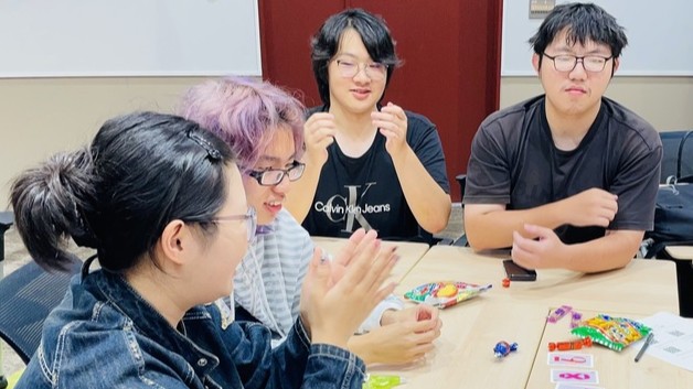 グループ交流・カードゲームの様子