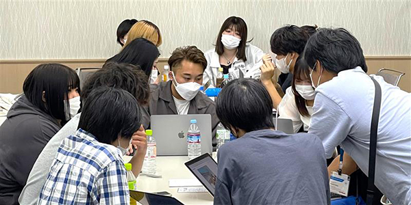 メディア情報学科と福祉総合学科の学生が互いに意見を交わしました