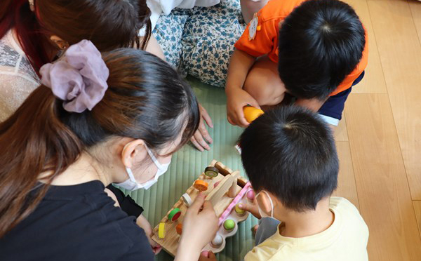 子ども達も学生達と一緒に遊ぶ様子