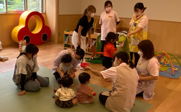 21日には0～2歳児の子どもと交流しました