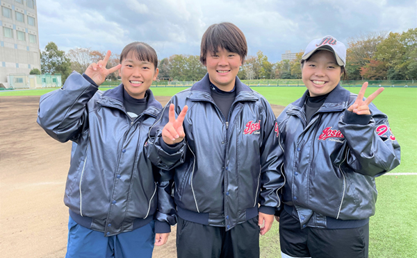 子ども福祉コース４年 小野塚菜奈さん、子ども福祉コース４年 宮内結羽さん、介護福祉コース２年 福田凪紗さん