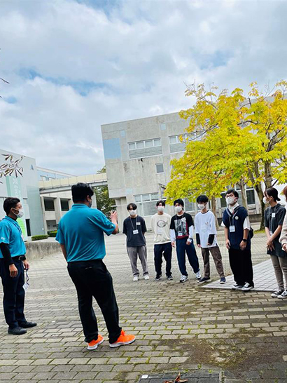 学生たちも設営準備を行いました