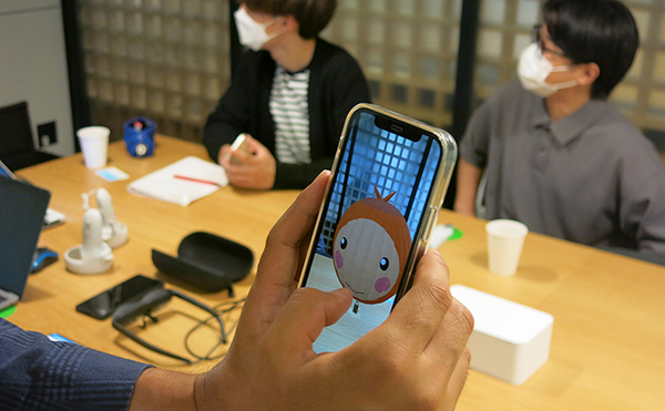 スマートフォンで熱気球型のマスコットキャラクター「ほろんちゃん号」のARを体験