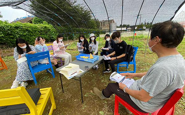 創業時の社長の話を伺い、質疑応答を行う様子