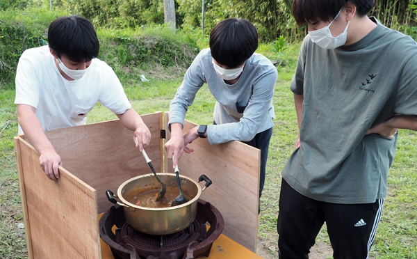 BBQだけでなくカレーも準備する様子