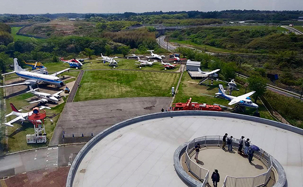 成田航空博物館の屋上で成田空港の周辺環境を確認する様子
