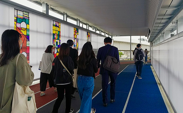 子供を飽きさせない工夫：成田空港第三ターミナルまでの運動場のようなデザインの通路