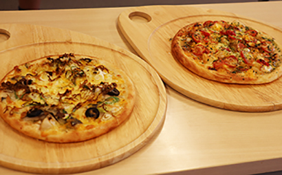 限定販売された「イワシの親子ピザ」（左）と「イカの一夜干しピザ」

