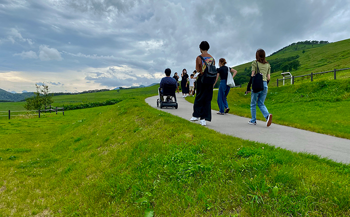 上士幌町内の観光地・ナイタイテラスのある高原での WHILL Model F を利用した実証実験の様子