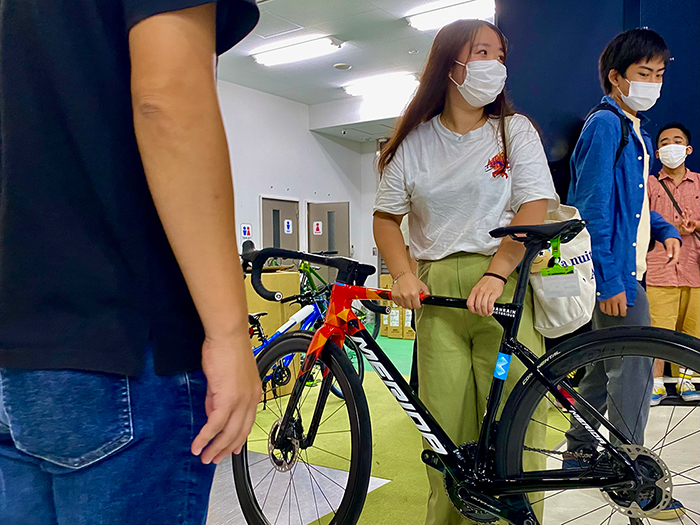 展示されている自転車の軽さや性能に驚きました