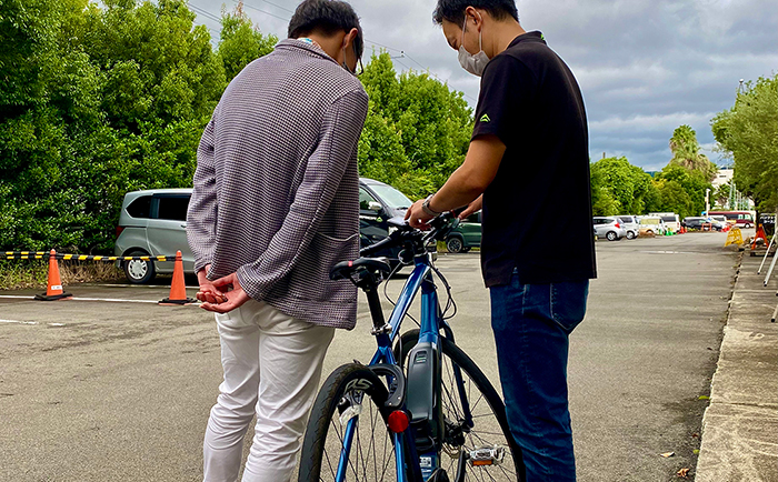乗車前に e-bike の機能について指導を受ける様子