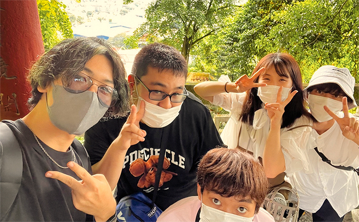 参加学生たちと共に記念撮影