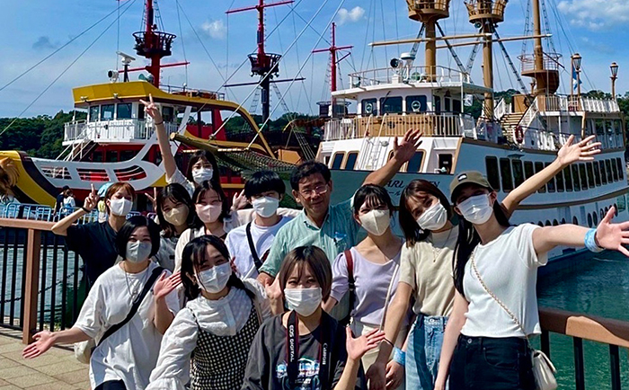 佐世保市九十九島遊覧船をバックにゼミ生全員で記念撮影