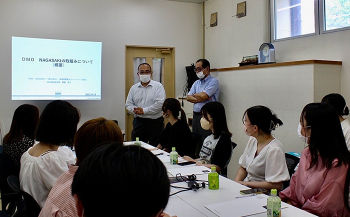 長崎国際観光コンベンション協会で講話を聴講する様子