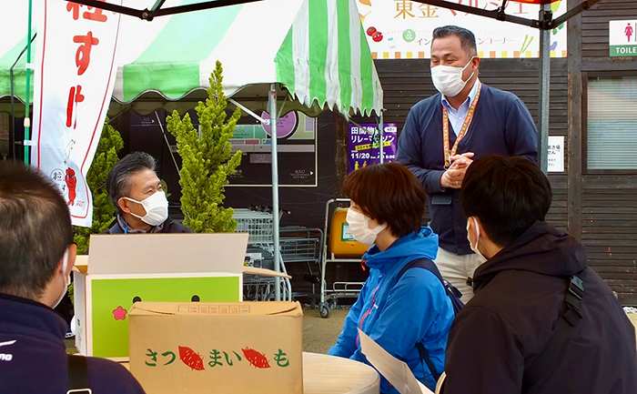 道の駅・みのりの郷東金様に協賛いただきました地域野菜について道の駅の駅長に説明いただきました