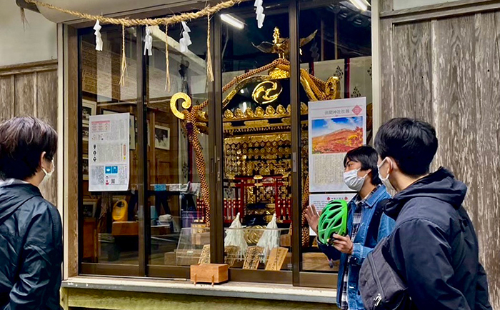 田間神社では御神輿を見ながら地域のお祭りや文化について説明しました