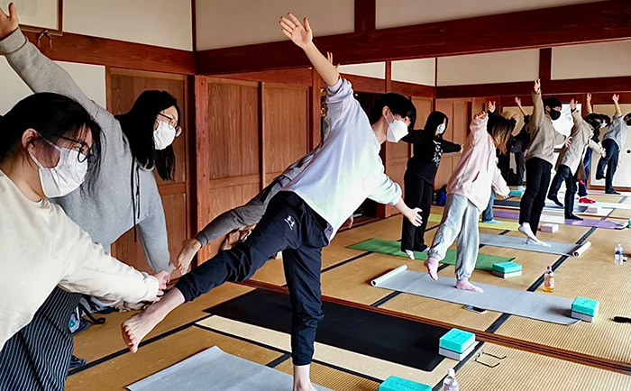 みんなで一緒にはじめての寺ヨガ体験