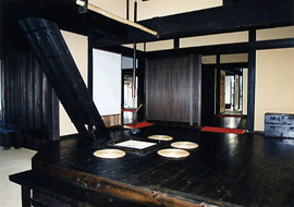 母屋内観